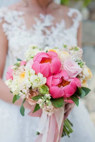 Sposa Tenendo Bel Bouquet Con Peonie Corallo — Foto Stock