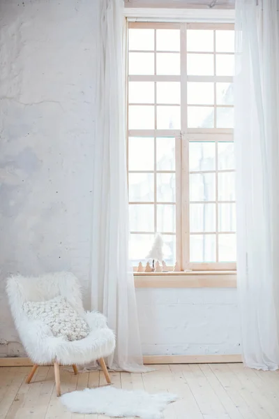 Белое Современное Кресло Окна — стоковое фото