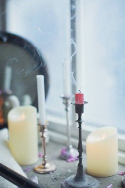 Gümüş mum çubuklarıyla mumlar