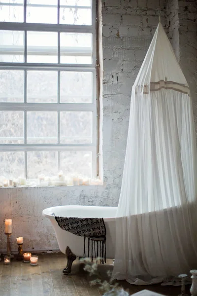 Romantyczna łazienka w poddaszu wnętrza — Zdjęcie stockowe