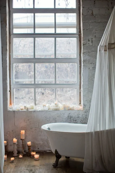 Romantyczna łazienka w poddaszu wnętrza — Zdjęcie stockowe