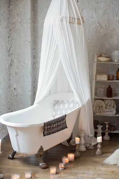 Романтична ванна в інтер'єрі лофт — стокове фото