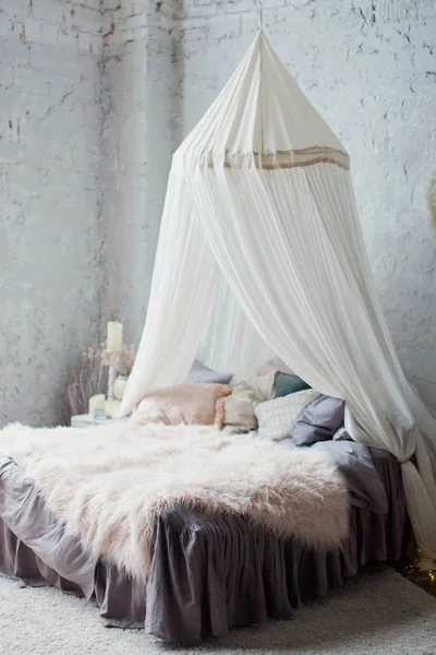 Przytulna sypialnia z baldachimem — Zdjęcie stockowe