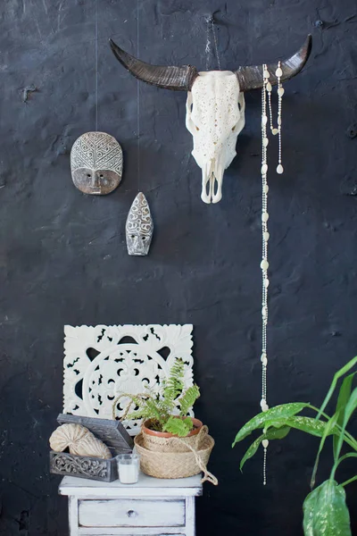 Interieur met zwarte muren, buffalo schedel en Afrikaanse maskers — Stockfoto