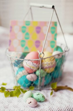Paskalya yumurtası ve kartpostal ile sepet
