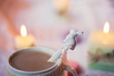 kahve ve tavşan-kaşık ile fincan