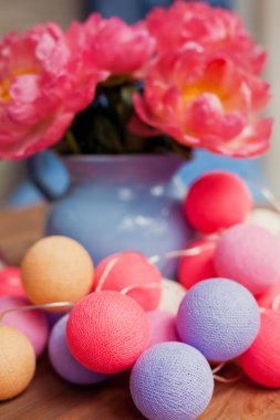 Peonies ve pamuk ışıklar