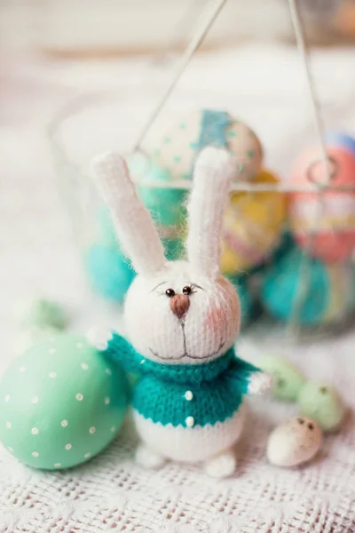 篮子与复活节彩蛋和可爱的兔子 — 图库照片