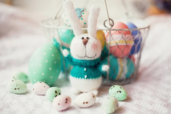 Cesta com ovos de Páscoa e coelho bonito — Fotografia de Stock