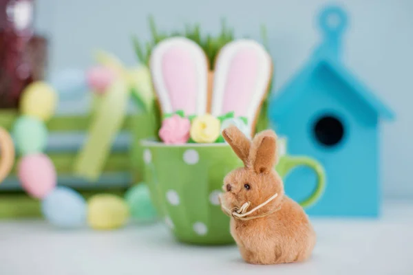 可爱的复活节装饰与兔子玩具 — 图库照片
