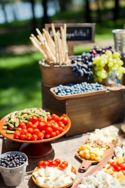 lezzetli atıştırmalıklar ile tablo