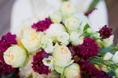 Beyaz ve pembe çiçekli buket düğün