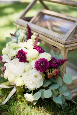 Beyaz ve pembe çiçekli buket düğün