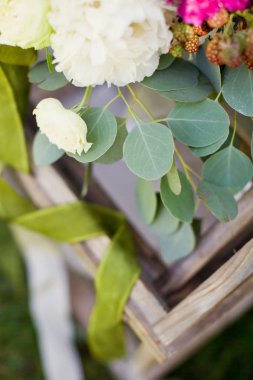 Beyaz ve pembe çiçekli buket düğün