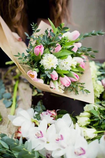 Buquê fresco na loja de flores — Fotografia de Stock