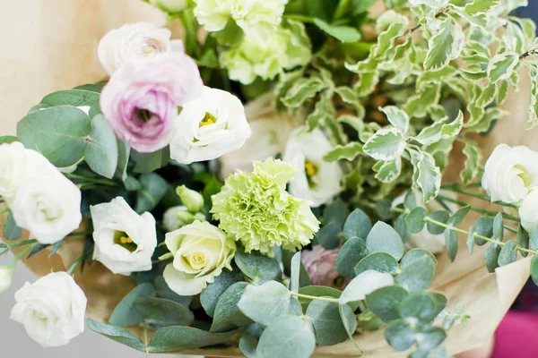Bouquet fresco in negozio di fiori — Foto Stock