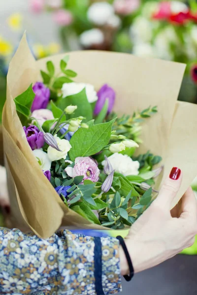 Bouquet fresco in negozio di fiori — Foto Stock