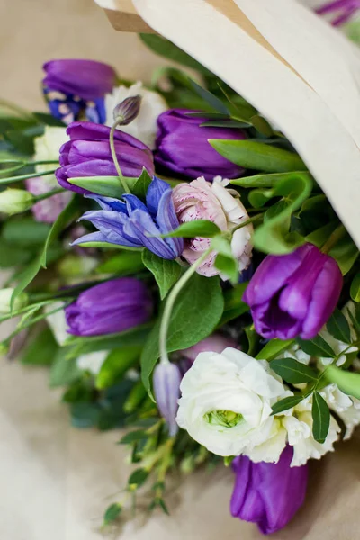 Bouquet fresco in negozio di fiori — Foto Stock