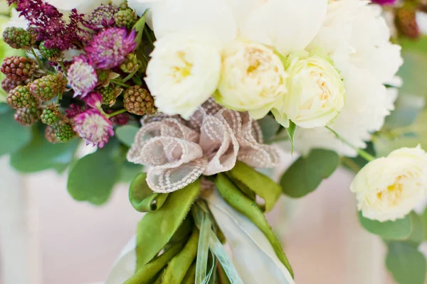 Bouquet da sposa con fiori bianchi e rosa — Foto Stock