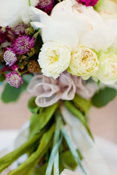 Bouquet da sposa con fiori bianchi e rosa — Foto Stock