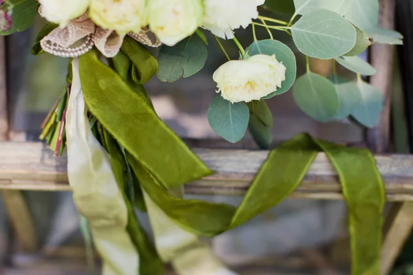 Beyaz ve pembe çiçekli buket düğün