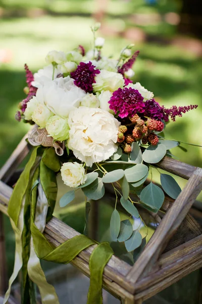 Buquê de casamento com flores brancas e rosa — Fotografia de Stock