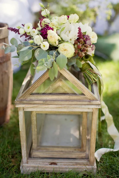 Buquê de casamento com flores brancas e rosa — Fotografia de Stock