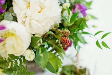 Beyaz ve pembe çiçekler ile çiçek kompozisyon