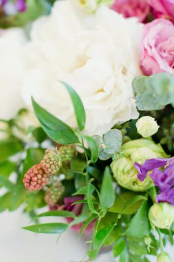 Beyaz ve pembe çiçekler ile çiçek kompozisyon