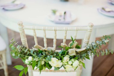 çiçekler ve okaliptüs koltukları