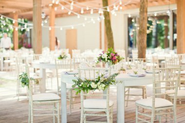 Tablo ayarı ve çiçek kompozisyonlar