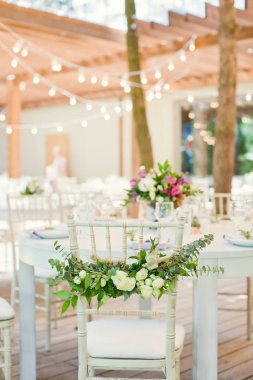 çiçekler ve okaliptüs koltukları