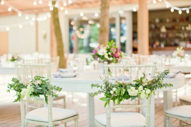 çiçekler ve okaliptüs koltukları