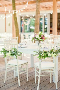 çiçekler ve okaliptüs koltukları