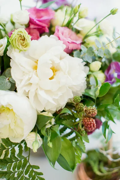 Composizione floreale con fiori bianchi e rosa — Foto Stock