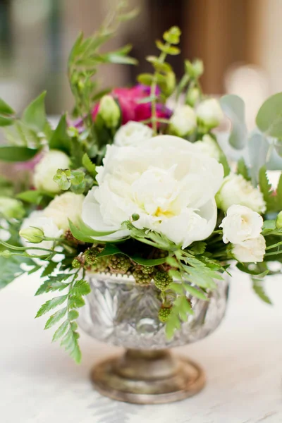 Composição da flor com flores brancas e rosa — Fotografia de Stock