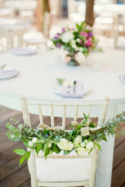 Stühle mit Blumen und Eukalyptus — Stockfoto