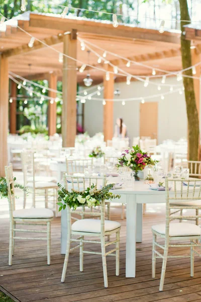 Tablo ayarı ve çiçek kompozisyonlar