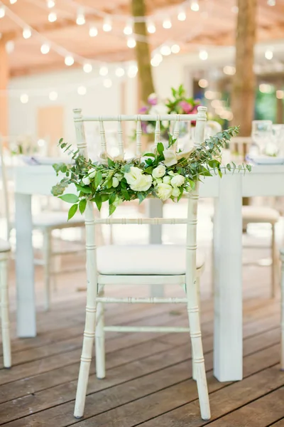 Stühle mit Blumen und Eukalyptus — Stockfoto