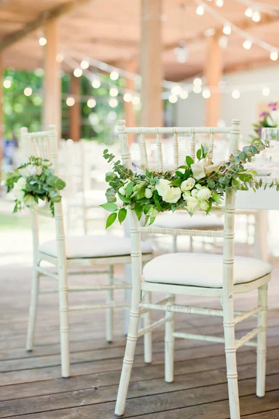Stühle mit Blumen und Eukalyptus — Stockfoto