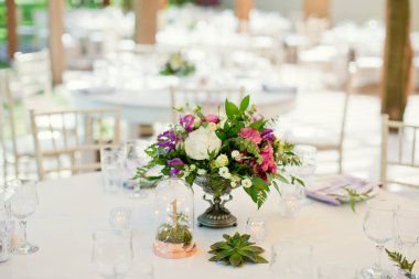 Beyaz ve pembe çiçekler ile çiçek kompozisyon