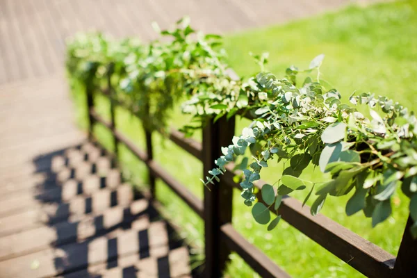 Escaliers en bois avec guirlande de feuilles — Photo