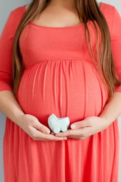 Kobieta w ciąży w pomarańczowej sukience — Zdjęcie stockowe