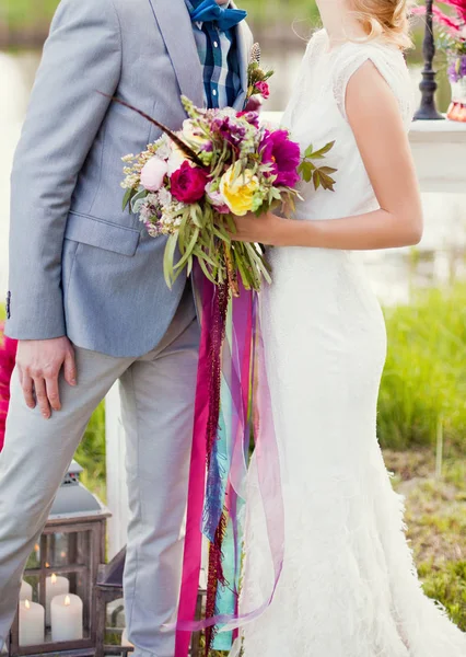 Mariée et marié, mariage bohème d'été — Photo