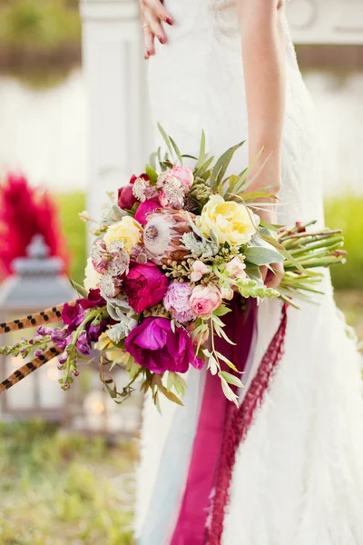 Boho bouquet in mani spose — Foto Stock