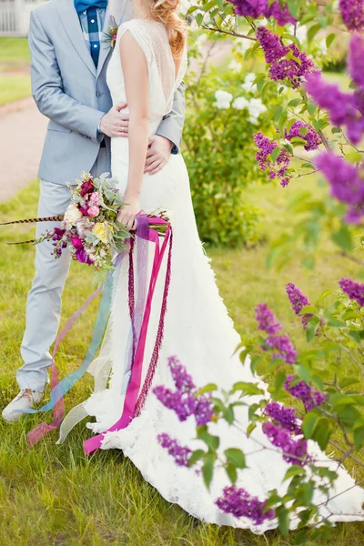 Novia y novio, boda bohemia de verano — Foto de Stock