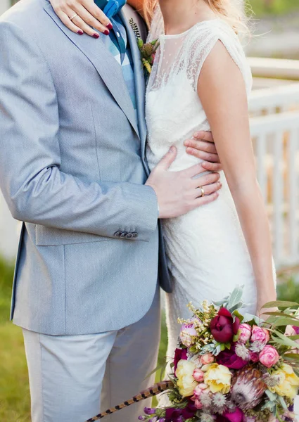 Жених и невеста, летняя богемная свадьба — стоковое фото