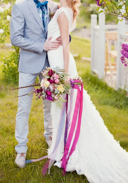 Novia y novio, boda bohemia de verano —  Fotos de Stock