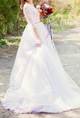 Gelin pembe elbiseli