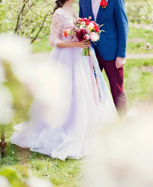 Noiva e noivo, casamento primavera boho — Fotografia de Stock